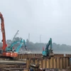 Nhà thầu Tổng công ty Xây dựng Trường Sơn thi công hạng mục cọc khoan nhồi tại Dự án cầu Phong Châu mới. (Ảnh: Việt Hùng/Vietnam+)