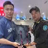 Nhân viên Sân bay Nội Bài hỗ trợ khách Trung Quốc tìm lại tài sản bỏ quên trên xe taxi. (Ảnh: PV/Vietnam+)
