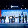 Phó Thủ tướng Chính phủ Hồ Đức Phớc trao Huân chương Lao động Hạng Nhì cho VIMC. (Ảnh: Việt Hùng/Vietnam+)
