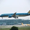 Máy bay của Vietnam Airlines chuẩn bị hạ cánh tại Sân bay Quốc tế Nội Bài. (Ảnh: PV/Vietnam+)