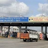 Các phương tiện lưu thông thông suốt qua trạm thu phí T1, trên Quốc lộ 51 khi tạm dừng thu phí. (Ảnh: TTXVN phát)