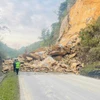 Hiện trường vụ sạt lở đất trên Quốc lộ 6 đoạn qua tỉnh Phú Thọ khiến 3 người bị vùi lấp, gây ách tắc giao thông. (Ảnh: Cục Đường bộ cung cấp)