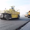 Nhà thầu thi công thảm bê tông nhựa nền đường một dự án thành phần đường bộ cao tốc Bắc-nam phía Đông. (Ảnh: Việt Hùng/Vietnam+)