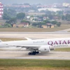 Máy bay của Hãng hàng không Qatar Airways tại Sân bay quốc tế Nội Bài. (Ảnh: Phan Công/Vietnam+)