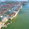 Bốc xếp hàng hóa container tại một cảng biển của Tổng công ty Hàng hải Việt Nam. (Ảnh: PV/Vietnam+)