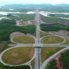 Tuyến cao tốc Vân Đồn-Móng Cái đã rút ngắn thời gian từ Móng Cái đến Hà Nội chỉ còn hơn 3 giờ xe chạy. (Ảnh: Huy Hùng/TTXVN)