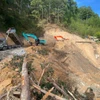 Một vị trí sạt lở đường do ảnh hưởng của mưa lũ đang được lực lượng chức năng nỗ lực khắc phục để thông tuyến. (Ảnh: Cục Đường bộ cung cấp)