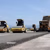 Nhà thầu thi công nền đường một dự án đường bộ cao tốc. (Ảnh: Việt Hùng/Vietnam+)