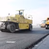 Giá nguyên liệu tăng cao do biến động xăng, dầu đã ảnh hưởng rất lớn đến nhà thầu thi công dự án giao thông. (Ảnh: Việt Hùng/Vietnam+)