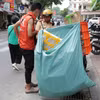 Một tài xế chạy ứng dụng gọi xe giao hàng bị lực lượng cảnh sát giao thông xử lý vi phạm che biển số. (Ảnh: PV/Vietnam+)