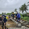 Công nhân ngành Đường sắt đang khắc phục các sự cố hạ tầng bị trôi nền đường ray do mưa lũ tại miền Trung. (Ảnh: VNR cung cấp)