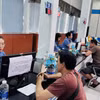 Hành khách đến ga mua vé tàu. (Ảnh: PV/Vietnam+)