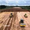 Nhà thầu thi công nền đường một Dự án thành phần đường cao tốc Bắc-Nam phía Đông. (Ảnh: Việt Hùng/Vietnam+)