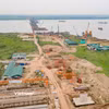 Bảy cây cầu vượt bắc qua sông Hồng đang được đầu tư, xây dựng sẽ góp phần giảm tải giao thông nội đô và các cầu hiện hữu. (Ảnh: Việt Hùng/Vietnam+)