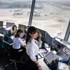 Nhân viên kiểm soát viên không lưu thực hiện điều hành một chuyến bay tại Cảng Hàng không quốc tế Tân Sơn Nhất. (Ảnh: PV/Vietnam+)
