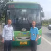 Hai nhân viên xe buýt tuyến số 115 đã kịp thời đưa người bị tai nạn giao thông trên đường đi cấp cứu. (Ảnh: PV/Vietnam+)