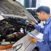 Nhân viên đăng kiểm thực hiện quy trình kiểm định xe cơ giới. (Ảnh: Hoài Nam/Vietnam+)