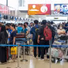 Hành khách làm thủ tục chuyến bay tại Cảng Hàng không quốc tế Nội Bài. (Ảnh: PV/Vietnam+)