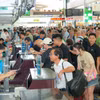 Hành khách làm thủ tục chuyến bay tại Cảng hàng không Quốc tế Nội Bài. (Ảnh: PV/Vietnam+)