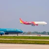 Máy bay của các hãng hàng không cất, hạ cánh tại một sân bay nước ta. (Ảnh: Việt Hùng/Vietnam+)