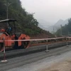 Nhà thầu thi công một tuyến đường quốc lộ tại khu vực miền núi phía Bắc. (Ảnh: Việt Hùng/Vietnam+)