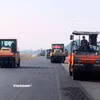 Nhà thầu thi công thảm nhựa mặt đường một dự án thành phần cao tốc. (Ảnh: Việt Hùng/Vietnam+)