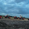 Các nhà thầu huy động máy móc thi công nền đường tại Dự án thành phần cao tốc đoạn Hậu Giang-Cà Mau. (Ảnh: Việt Hùng/Vietnam+)