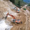 Nhà thầu thi công Dự án kết nối giao thông các tỉnh miền núi phía Bắc. (Ảnh: Khánh Hùng/Vietnam+)
