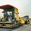 Nhà thầu thi công nâng cấp, cải tạo mặt đường tại một tuyến quốc lộ. (Ảnh: Minh Hiếu/Vietnam+)