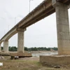 Cầu sông Lô có dấu hiệu xuống cấp nghiêm trọng và đã phải tạm dừng lưu thông. (Ảnh: Tạ Toàn/TTXVN)