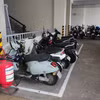 Khu vực bố trí sạc dành cho xe máy điện tại một chung cư ở Hà Nội. (Ảnh: Việt Hùng/Vietnam+)