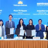 Tổng cục Du lịch Singapore, Vietnam Airlines và Tập đoàn Sentosa ký biên bản ghi nhớ hợp tác thúc đẩy khách du lịch. (Ảnh: Việt Hùng/Vietnam+)