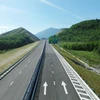 Dự án đường bộ cao tốc Vũng Áng-Bùng đang được chủ đầu tư và nhà thầu đẩy nhanh tiến độ, thông tuyến vào dịp 19/8. (Ảnh: Khánh Hùng/Vietnam+)