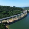 Một cầu vượt lòng hồ tại một Dự án thành phần của tuyến cao tốc Bắc-Nam phía Đông. (Ảnh: Quốc Khánh/Vietnam+)