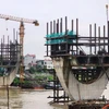 Dự án cầu Đuống mới hiện chỉ thi công được hai trụ dưới lòng sông do vướng mắc mặt bằng hai đầu quận Long Biên và huyện Gia Lâm. (Ảnh: Việt Hùng/Vietnam+)