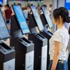 Sân bay quốc tế Nội Bài đưa hệ thống kiosk sinh trắc học, giúp rút ngắn thời gian làm thủ tục khi đi máy bay. (Ảnh: Phan Công/Vietnam+)