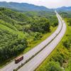 Phương tiện lưu thông trên tuyến cao tốc Nội Bài-Lào Cai. (Ảnh: PV/Vietnam+)