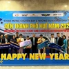 Vietnam Airlines chào đón những hành khách đầu tiên nhân dịp năm mới 2025 tại Cảng Hàng không Quốc tế Phú Bài, tỉnh Thừa Thiên-Huế. (Ảnh: PV/Vietnam+)