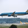 Máy bay của Vietnam Airlines chuẩn bị hạ cánh tại Sân bay Quốc tế Nội Bài. (Ảnh: PV/Vietnam+)