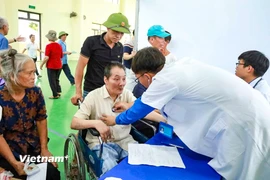 Hàng nghìn người cao tuổi xã đảo Minh Châu được thăm khám bệnh miễn phí 