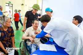 Hàng nghìn người cao tuổi xã đảo Minh Châu được thăm khám bệnh miễn phí 
