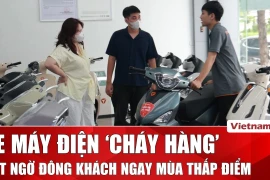 Xe máy điện "cháy hàng", khách xếp hàng đặt cọc chờ xuyên tháng 