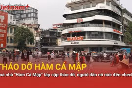 Tòa nhà "Hàm Cá Mập" được cấp tập tháo dỡ, người dân nô nức đến check-in lần cuối