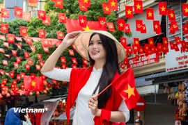 Phố Hàng Mã 'đắm mình' trong sắc cờ đỏ sao vàng trước thềm Quốc khánh 2/9 