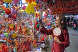 Người dân ngày càng chuộng đồ chơi Trung thu truyền thống. (Ảnh: Hoa Quế/Vietnam+)