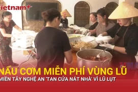 Chung tay hỗ trợ người dân vùng tâm lũ Nghệ An khắc phục hậu quả