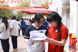 Sỹ tử Hà Nội rạng rỡ rời phòng thi môn Văn: Đề vừa sức, dễ đạt điểm từ 7-8 