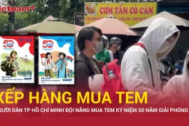 Người dân Thành phố Hồ Chí Minh đội nắng, xếp hàng mua tem kỷ niệm 50 năm giải phóng miền Nam
