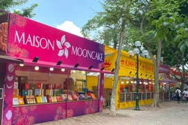 Các kiot, gian hàng bán bánh Trung Thu kéo dài trên khắp các tuyến phố. (Ảnh: Anh Thư/Vietnam+)