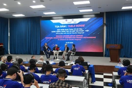 Toạ đàm có sự tham gia của các phi hành gia kỳ cựu người Pháp. (Ảnh: Minh Hiếu/Vietnam+)